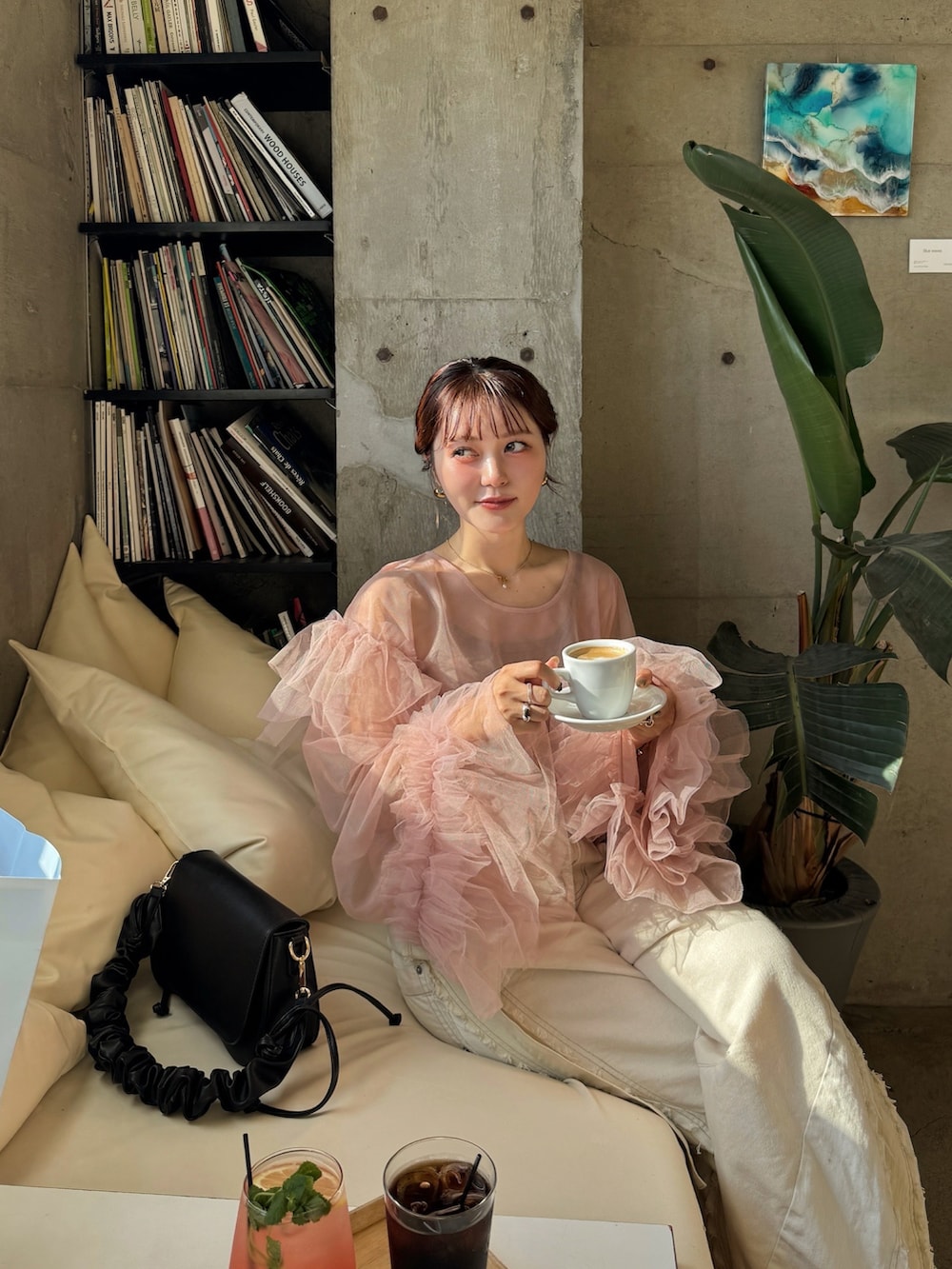 ブラック系のパンプス、ピンク系のシャツ/ブラウスを着用したレディースの秋コーディネートの5枚目の写真