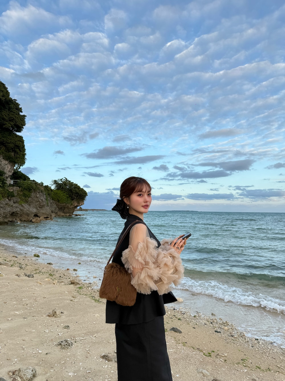 その他のパンプス、ブラック系のドレスを着用したレディースの冬コーディネートの3枚目の写真