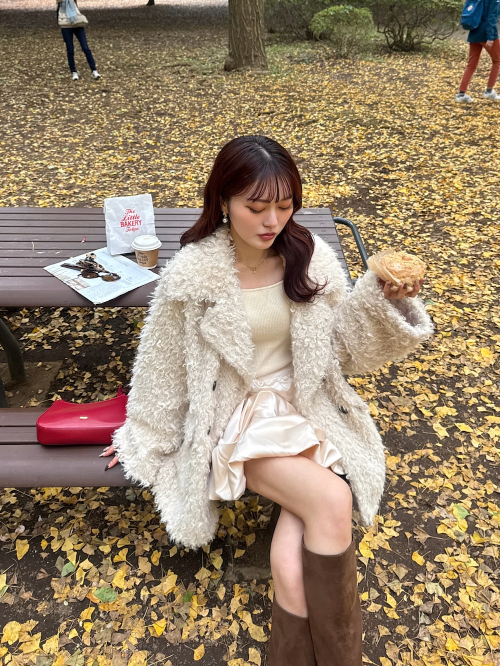 ホワイト系のその他アウター、ホワイト系のスカート、ベージュ系のその他アウターを着用したレディースの秋コーディネートの5枚目の写真