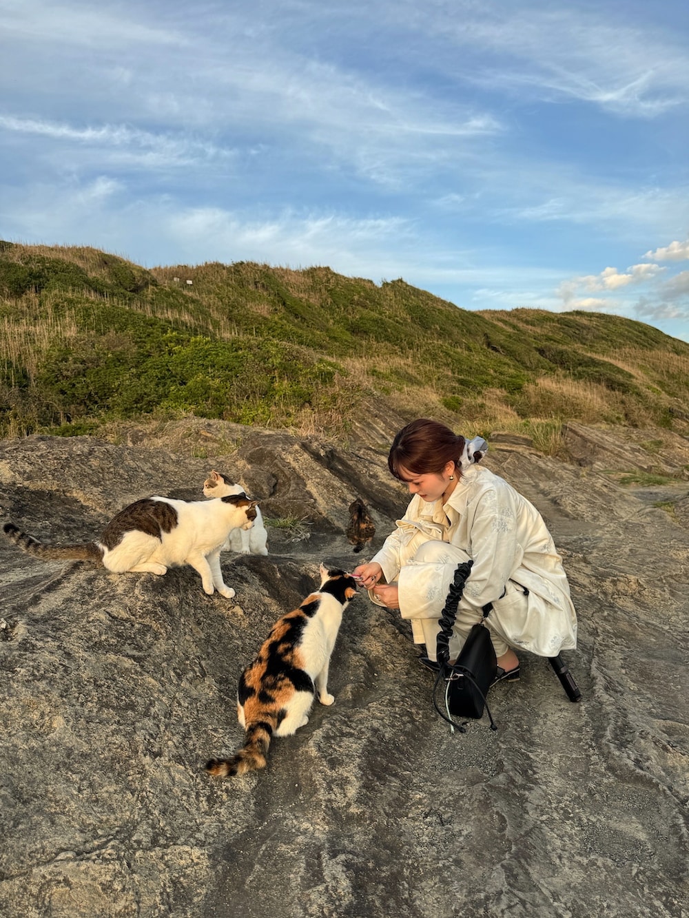 ホワイト系のシャツ/ブラウス、ホワイト系のその他パンツ、ブラック系のパンプスを着用したレディースの秋コーディネートの4枚目の写真