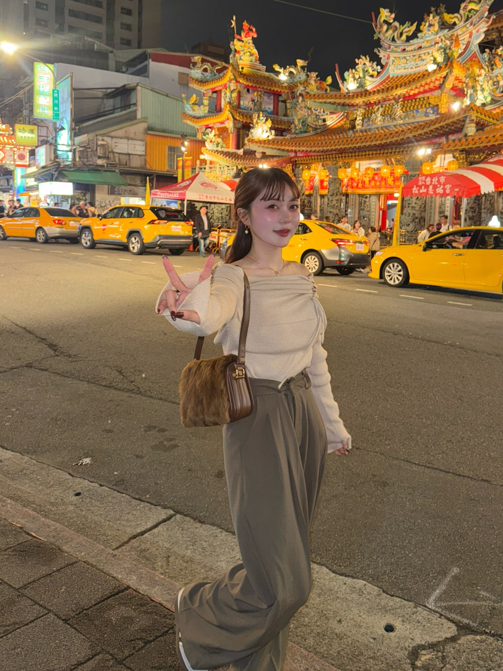 ピンク系のニット/セーターを着用したレディースの冬コーディネートの4枚目の写真