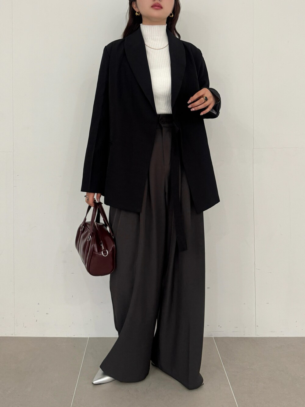 ブラウン系のテーラードジャケット、ホワイト系のTシャツ/カットソー、レッド系のショルダーバッグを着用したレディースの春コーディネートの2枚目の写真