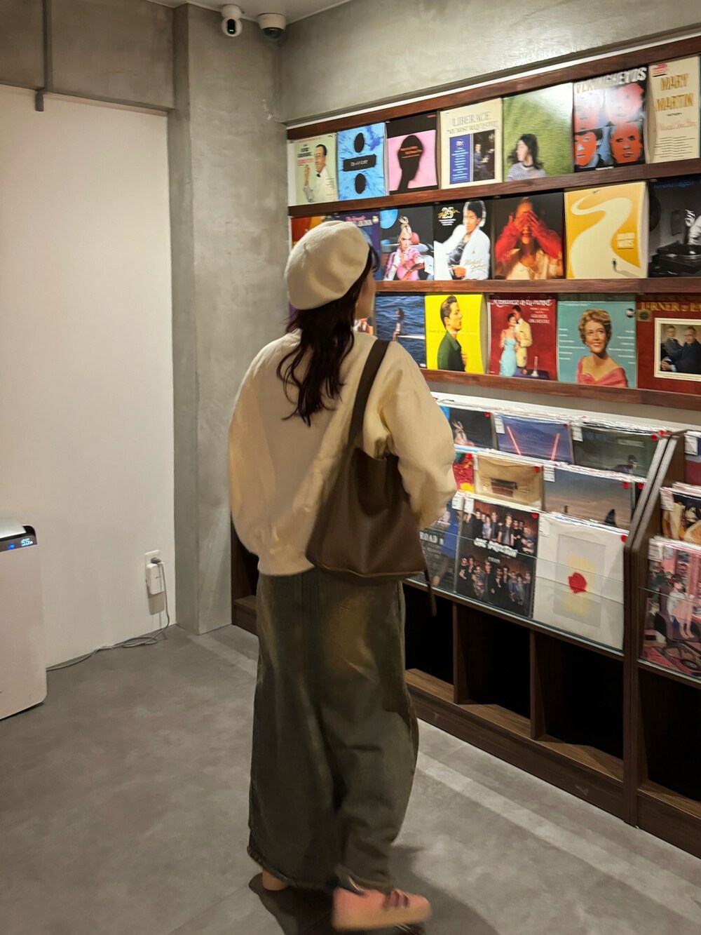 ベージュ系のスウェットを着用したレディースの秋コーディネートの4枚目の写真