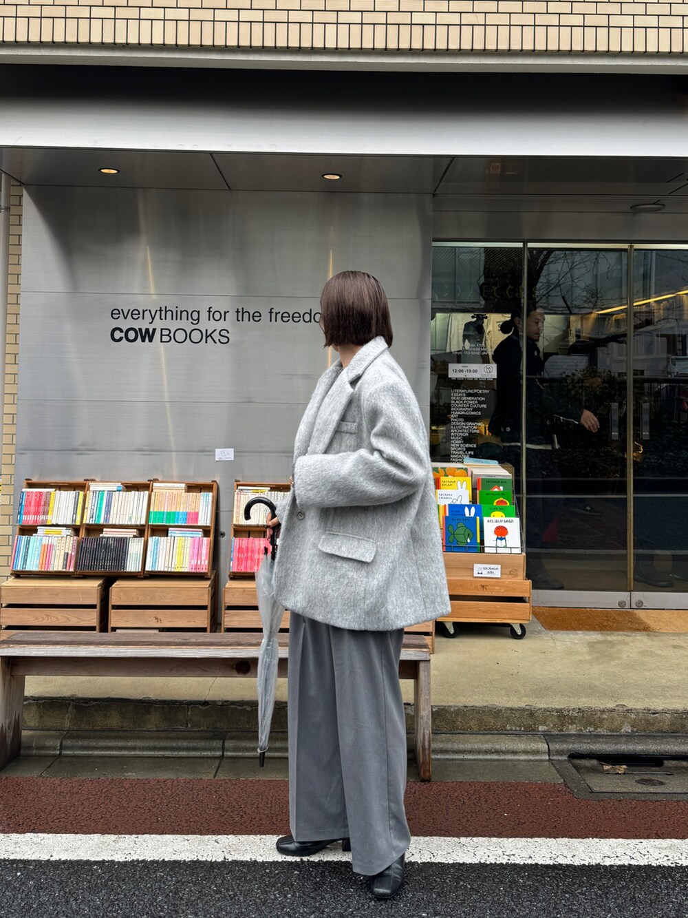 ホワイト系のその他トップスを着用したレディースの冬コーディネートの4枚目の写真