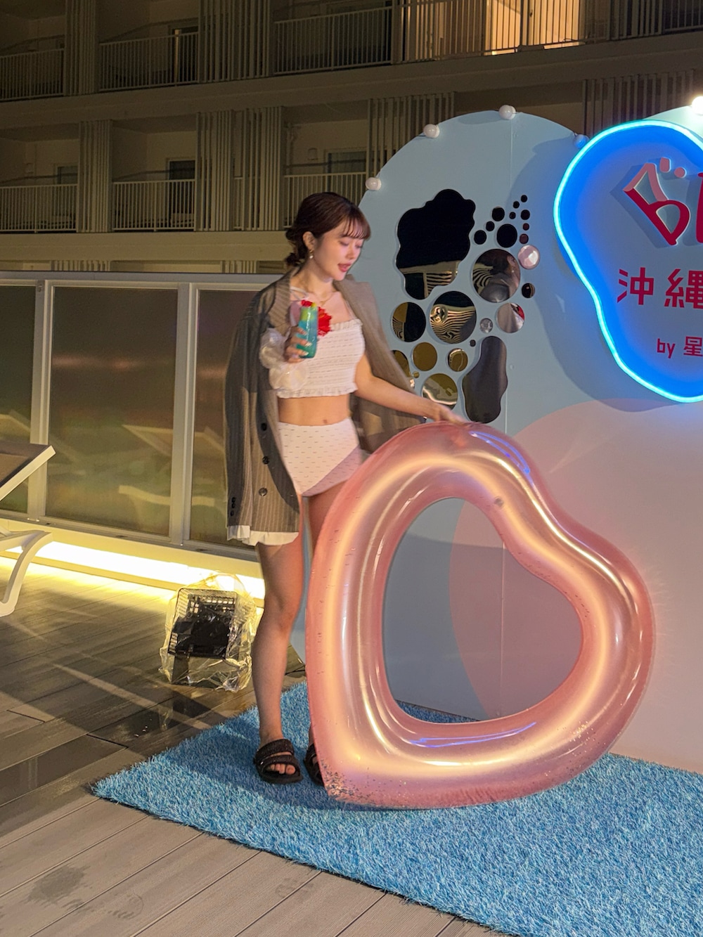 ブルー系のデニムパンツを着用したレディースの冬コーディネートの3枚目の写真