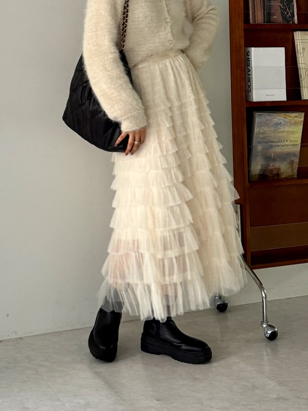 ブラック系のブーツを着用したレディースの冬コーディネートの2枚目の写真