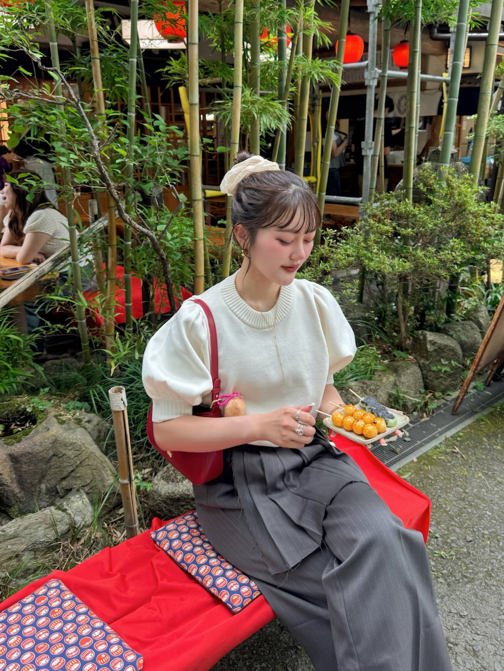 ホワイト系のスニーカー、グレー系のその他パンツ、ホワイト系のTシャツ/カットソーを着用したレディースの夏コーディネートの2枚目の写真