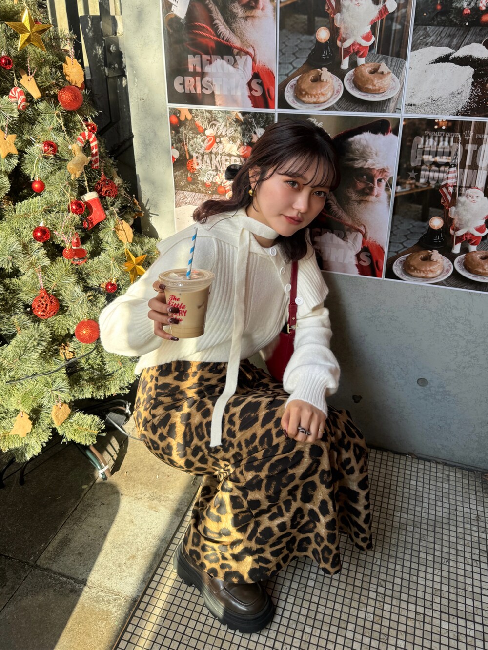 レッド系のショルダーバッグ、その他のスカートを着用したレディースの秋コーディネートの3枚目の写真