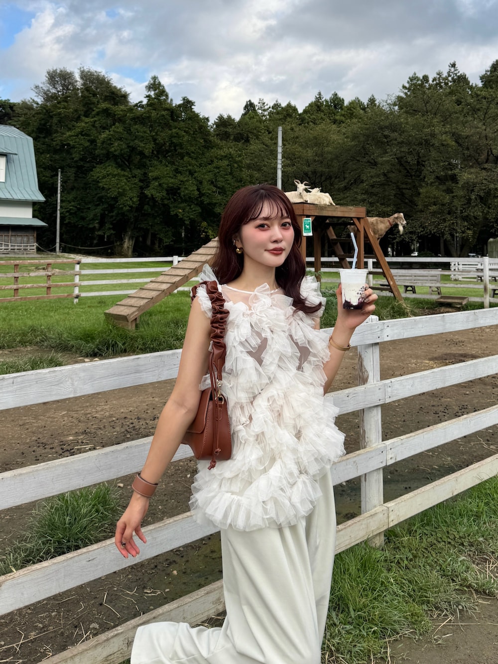 ホワイト系のシャツ/ブラウス、ホワイト系のスニーカーを着用したレディースの秋コーディネートの3枚目の写真