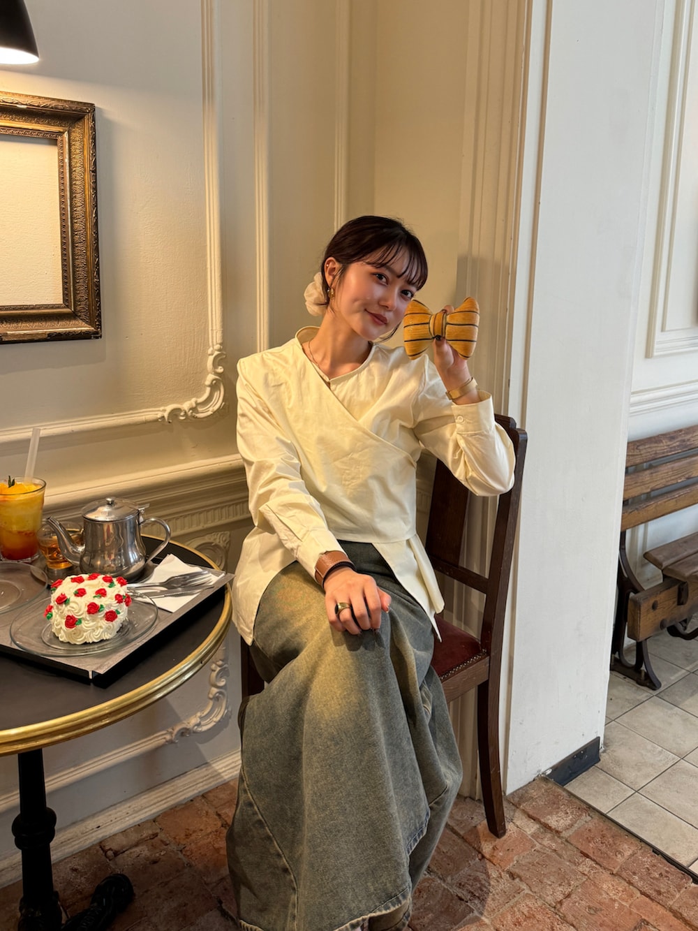 ベージュ系のシャツ/ブラウスを着用したレディースの秋コーディネートの3枚目の写真