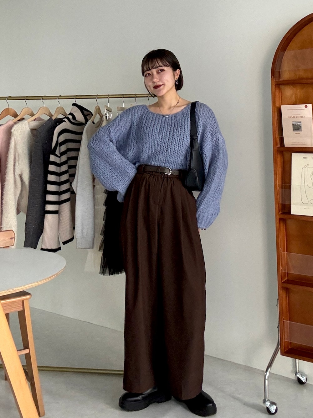 ブラック系のブーツを着用したレディースの冬コーディネートの3枚目の写真