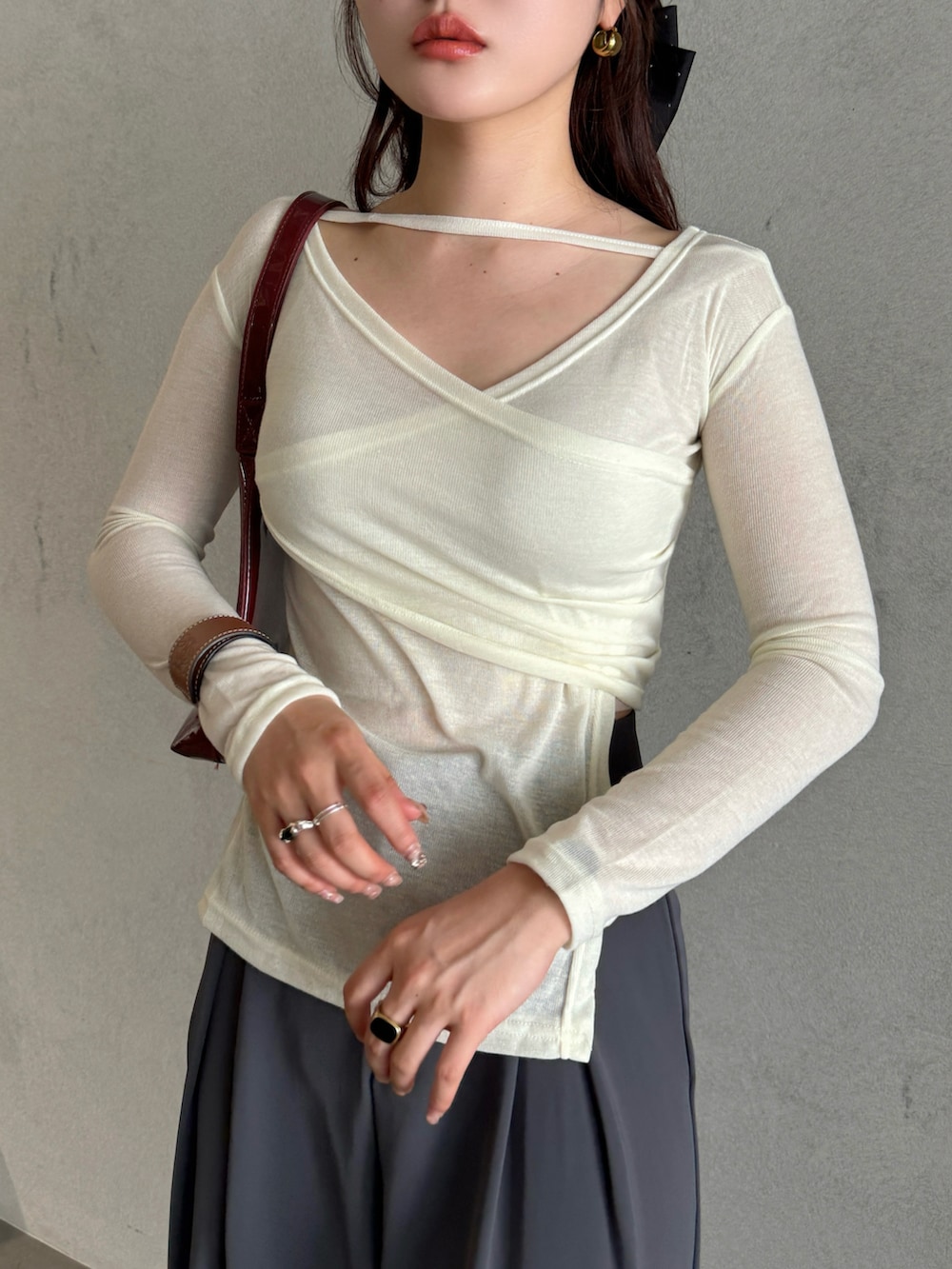 ホワイト系のTシャツ/カットソー、レッド系のハンドバッグを着用したレディースの春コーディネートの4枚目の写真