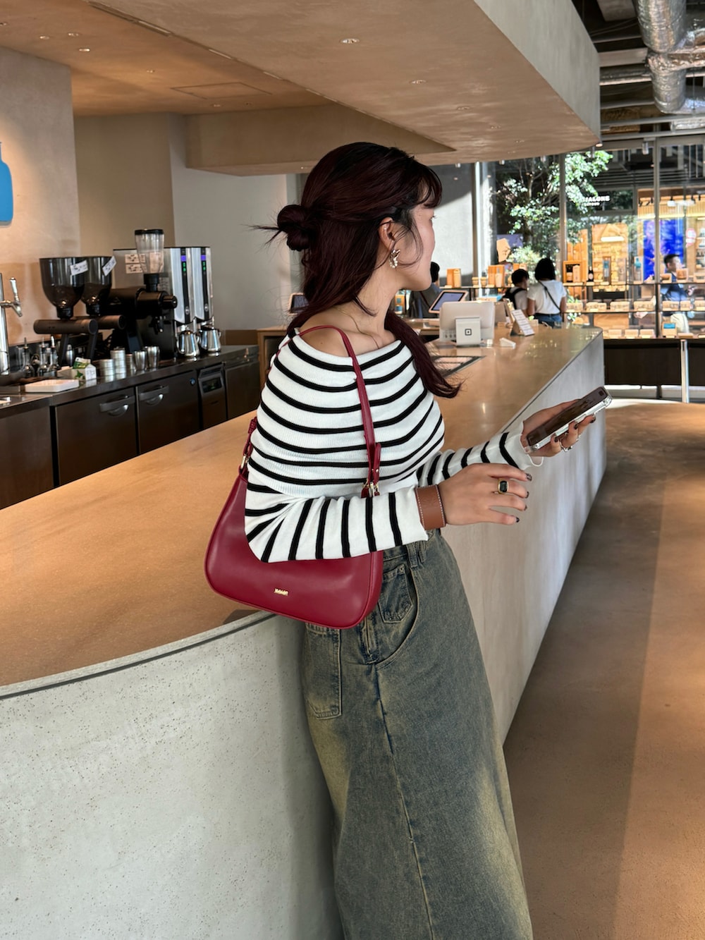 ベージュ系のTシャツ/カットソー、ブルー系のデニムスカートを着用したレディースの秋コーディネートの3枚目の写真