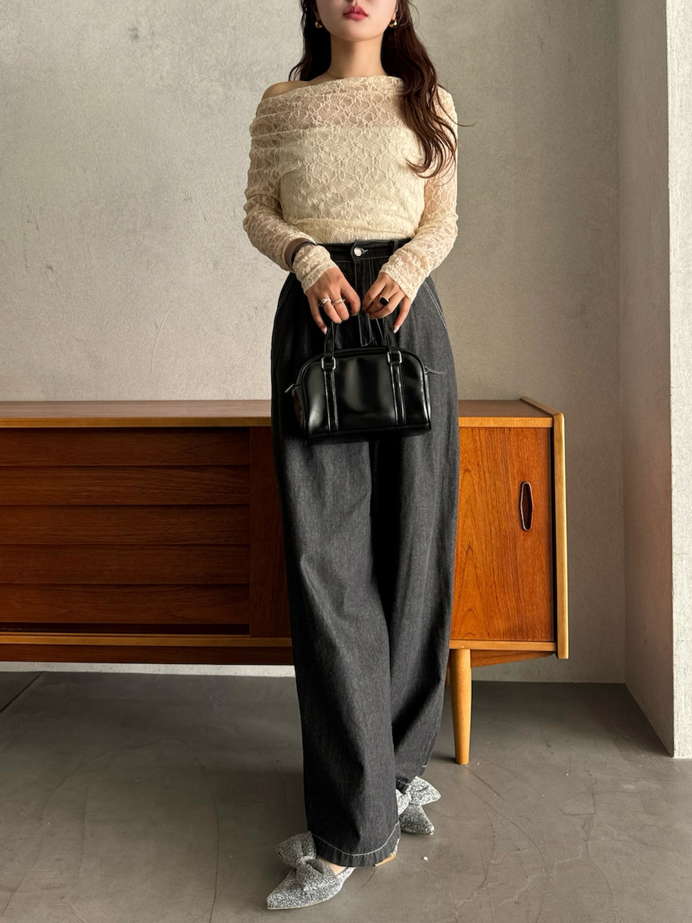 レッド系のショルダーバッグ、ホワイト系のTシャツ/カットソー、シルバー系のパンプスを着用したレディースの春コーディネートの2枚目の写真