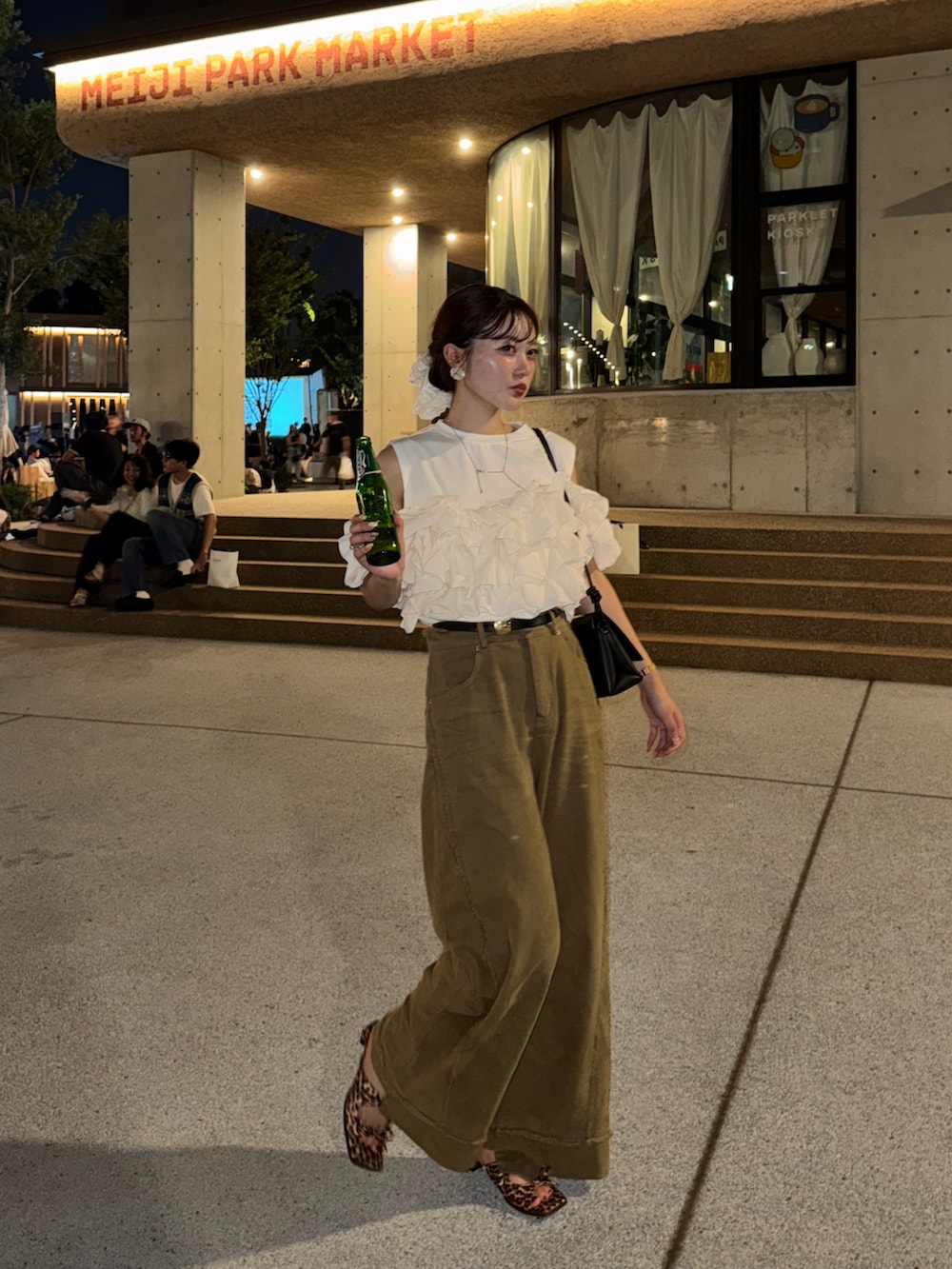 ホワイト系のTシャツ/カットソーを着用したレディースの夏コーディネートの4枚目の写真