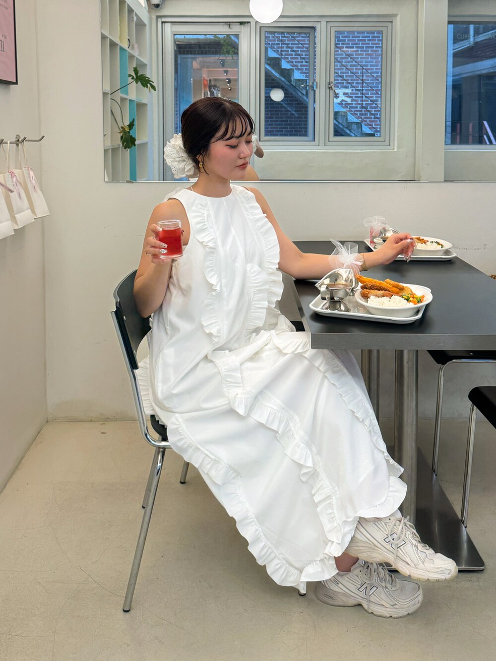 ホワイト系のワンピース、ベージュ系のスニーカーを着用したレディースの夏コーディネートの3枚目の写真