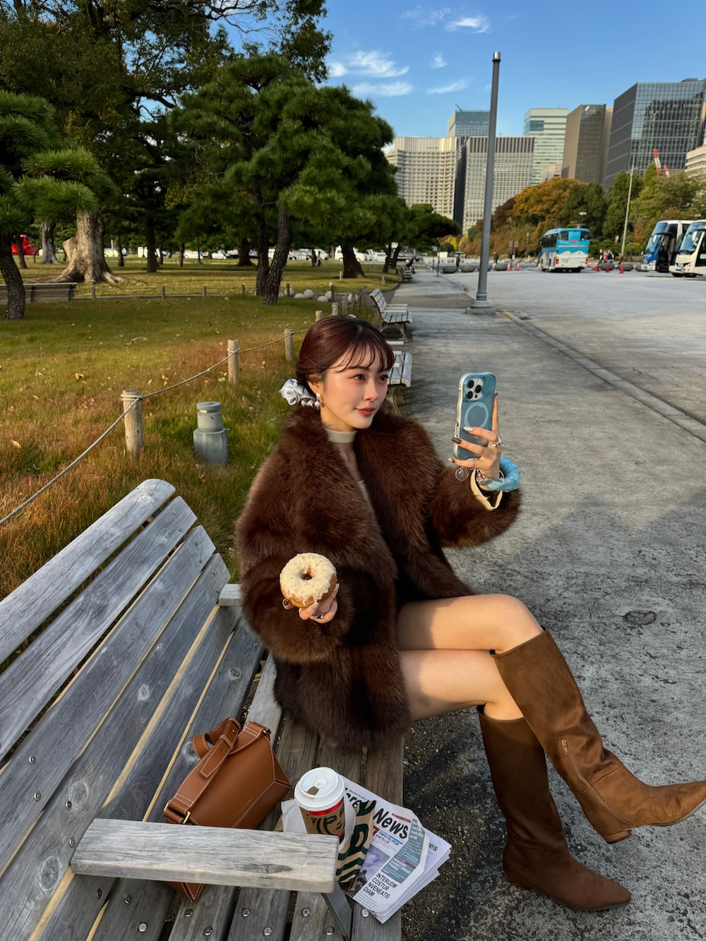 ブラウン系のその他アウター、ブラウン系のブーツ、ブラウン系のショルダーバッグを着用したレディースの秋コーディネートの2枚目の写真