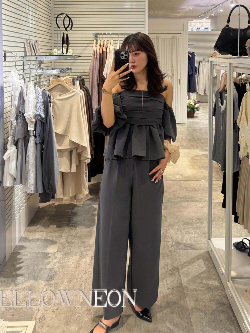 ブラック系のパンプス、グレー系のセットアップを着用したレディースの夏コーディネートの2枚目の写真