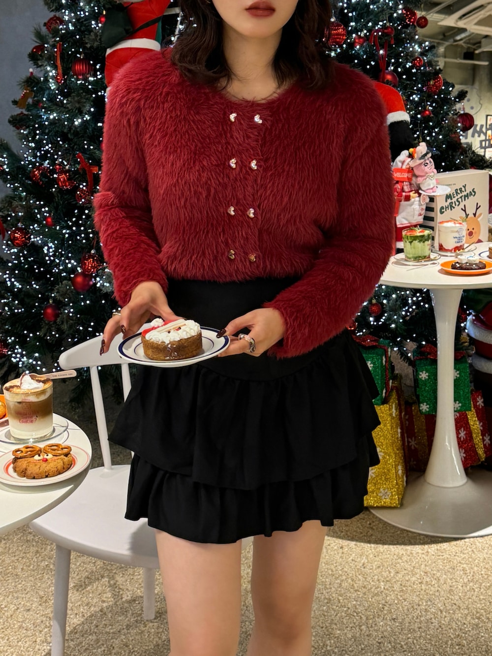 レッド系のカーディガン/ボレロ、ブラウン系のハンドバッグを着用したレディースの秋コーディネートの5枚目の写真