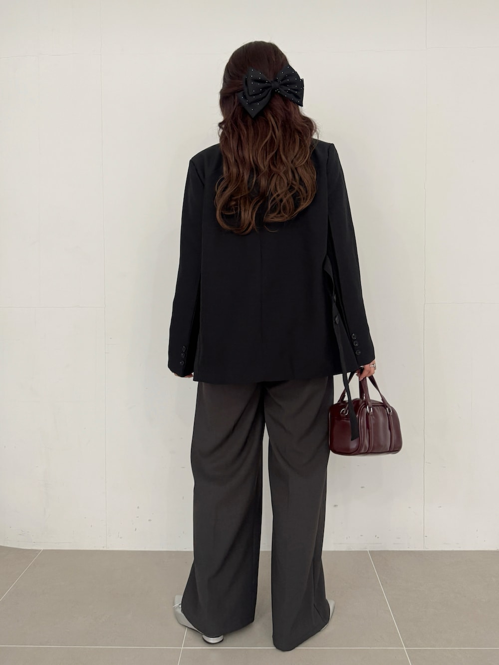 ブラウン系のテーラードジャケット、ホワイト系のTシャツ/カットソー、レッド系のショルダーバッグを着用したレディースの春コーディネートの5枚目の写真