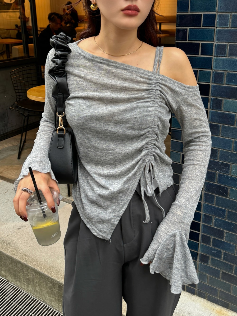 グレー系のTシャツ/カットソーを着用したレディースの秋コーディネートの3枚目の写真