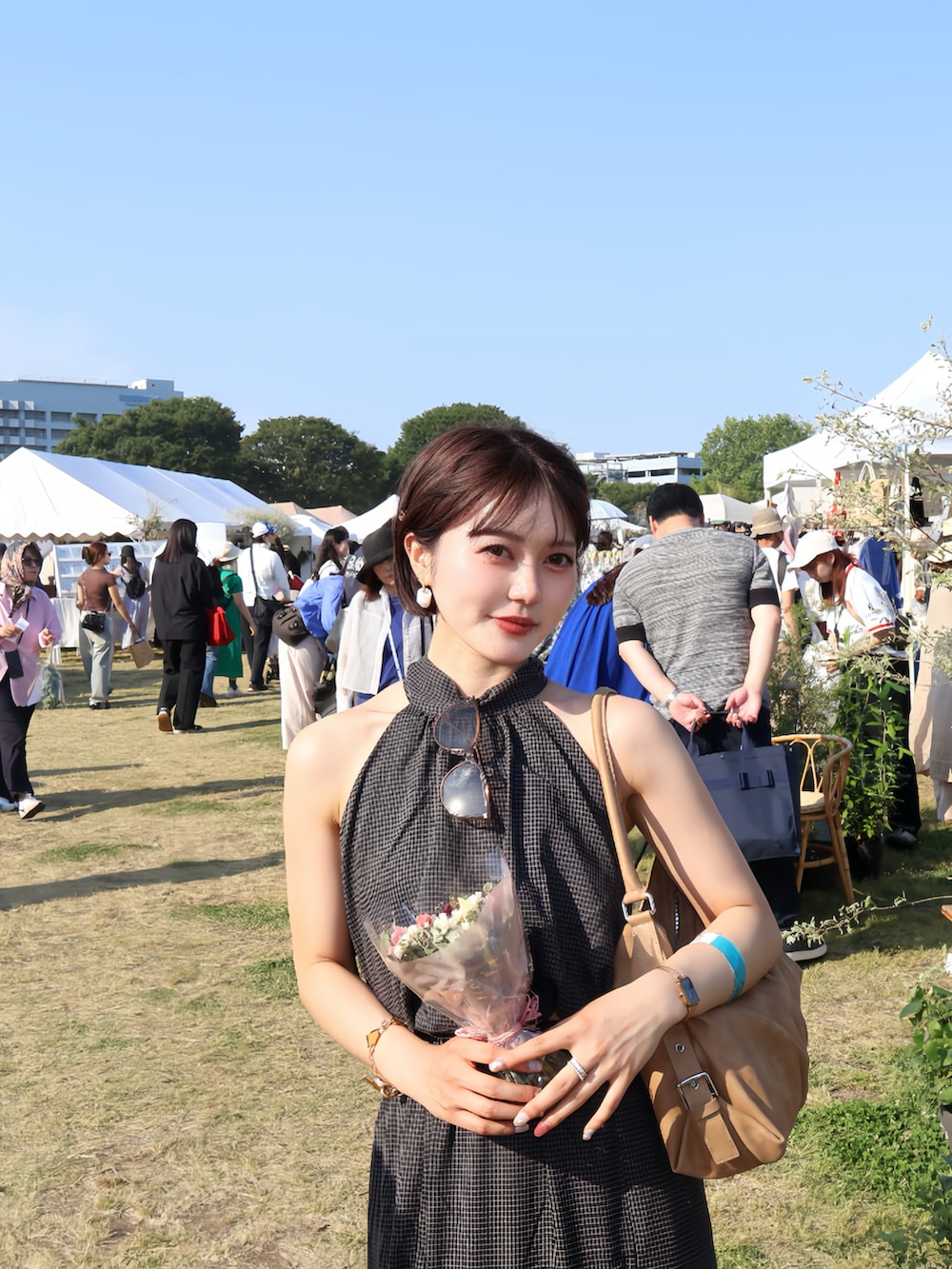 ブラック系のTシャツ/カットソー、ブラック系のスカート、ブラウン系のサンダルを着用したレディースの春コーディネートの2枚目の写真