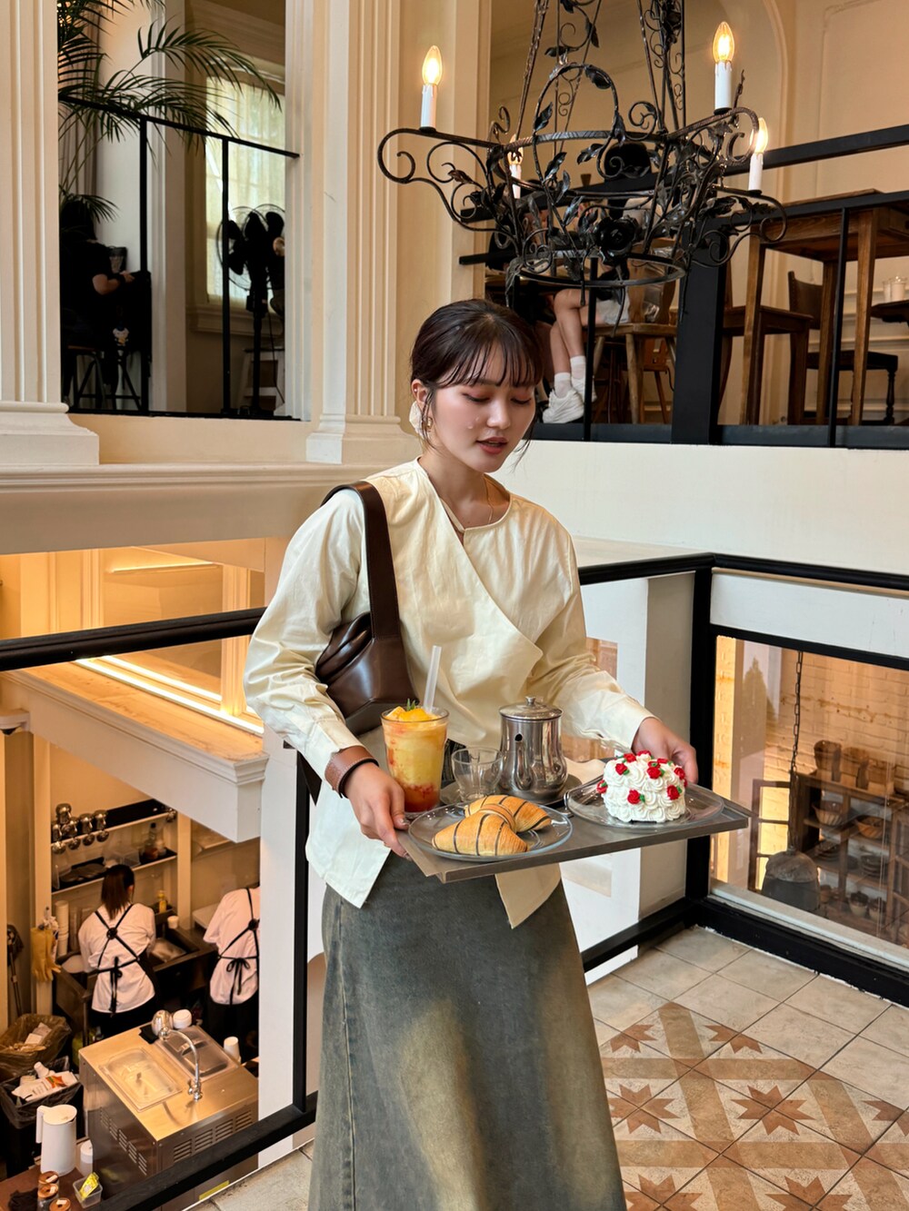 ベージュ系のシャツ/ブラウスを着用したレディースの秋コーディネートの2枚目の写真