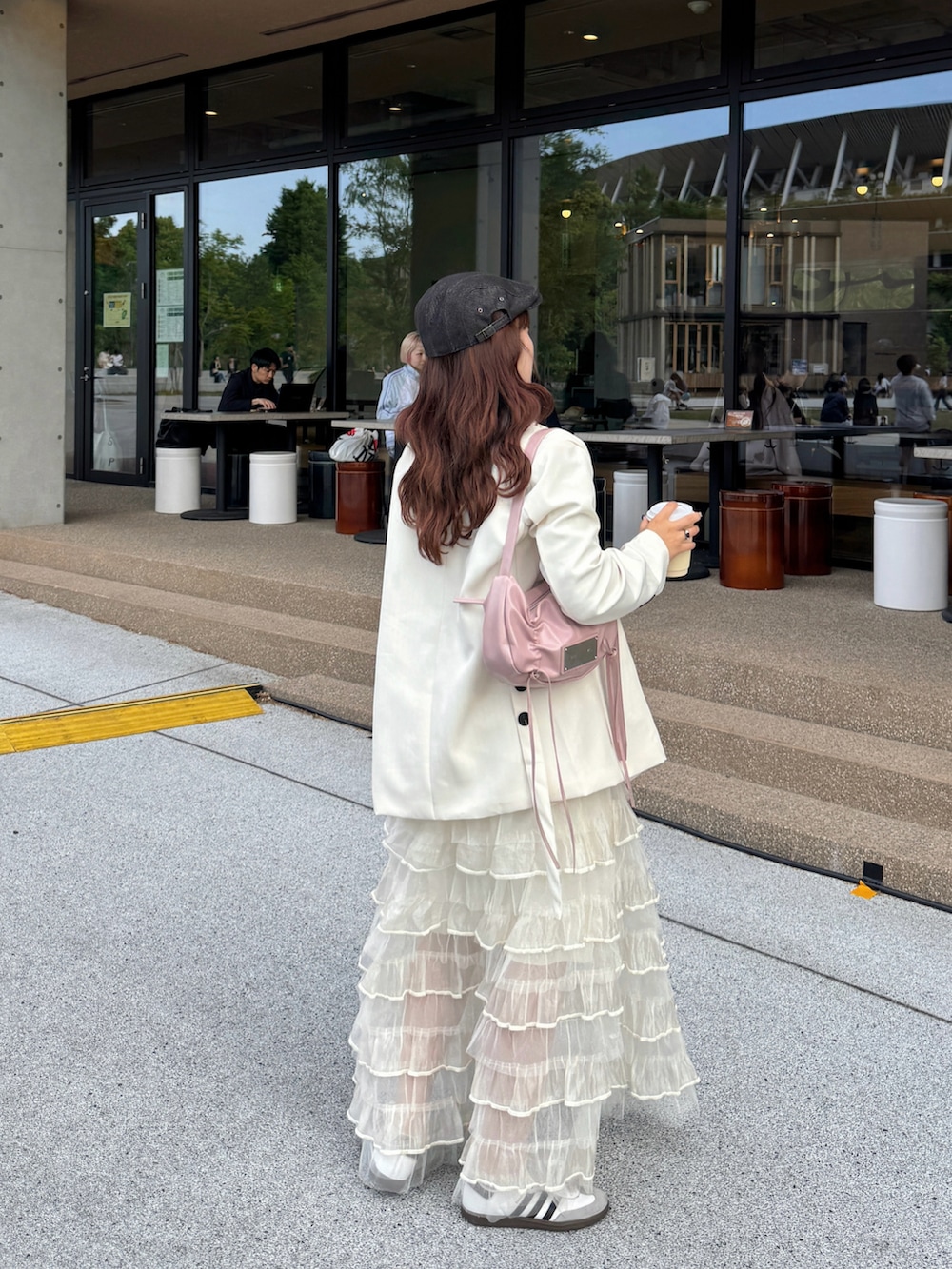 ホワイト系のスカート、ホワイト系のスニーカー、ホワイト系のテーラードジャケットを着用したレディースの春コーディネートの4枚目の写真