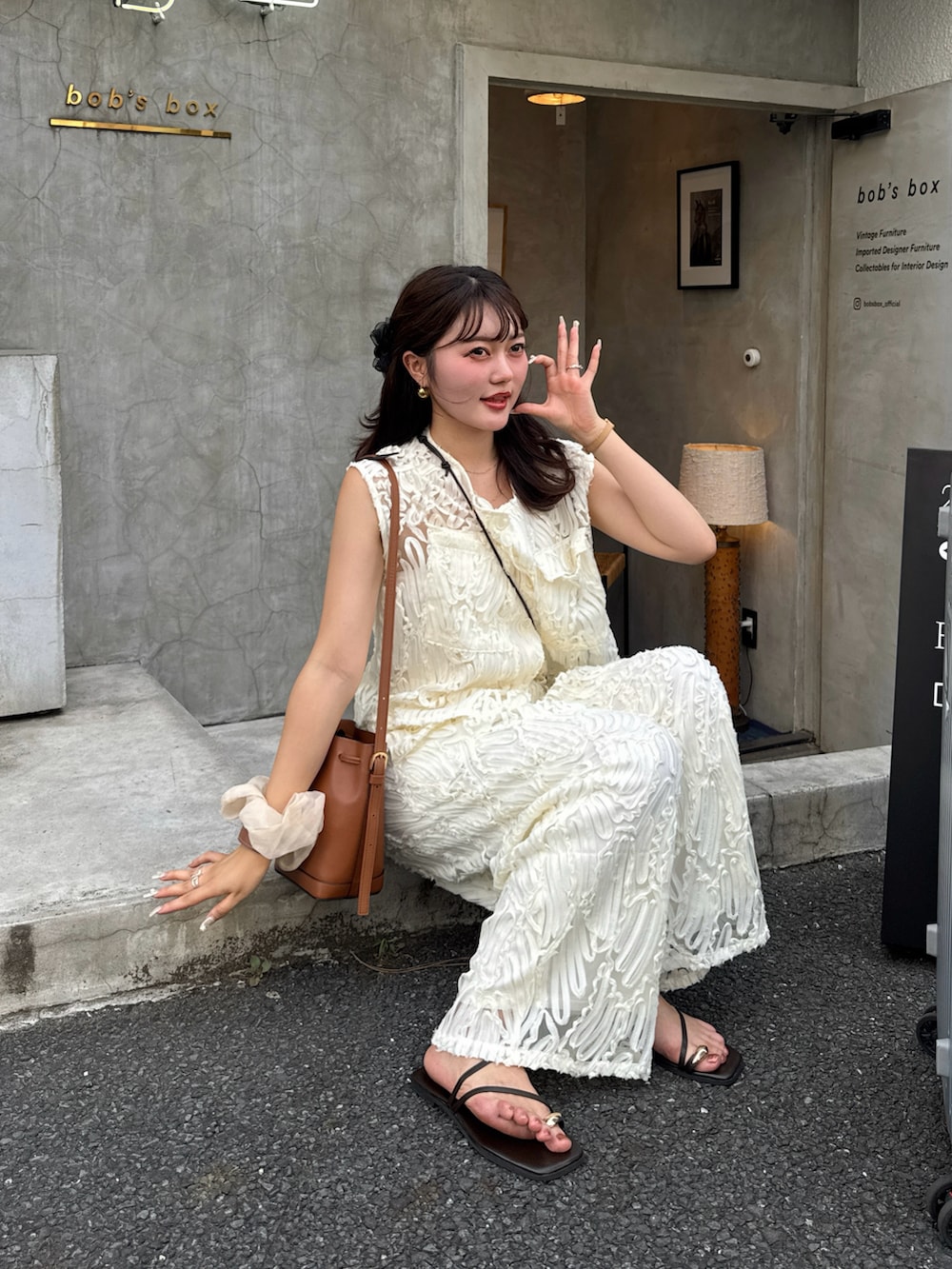 ホワイト系のその他パンツ、ホワイト系のベスト、ブラウン系のサンダルを着用したレディースの夏コーディネートの2枚目の写真