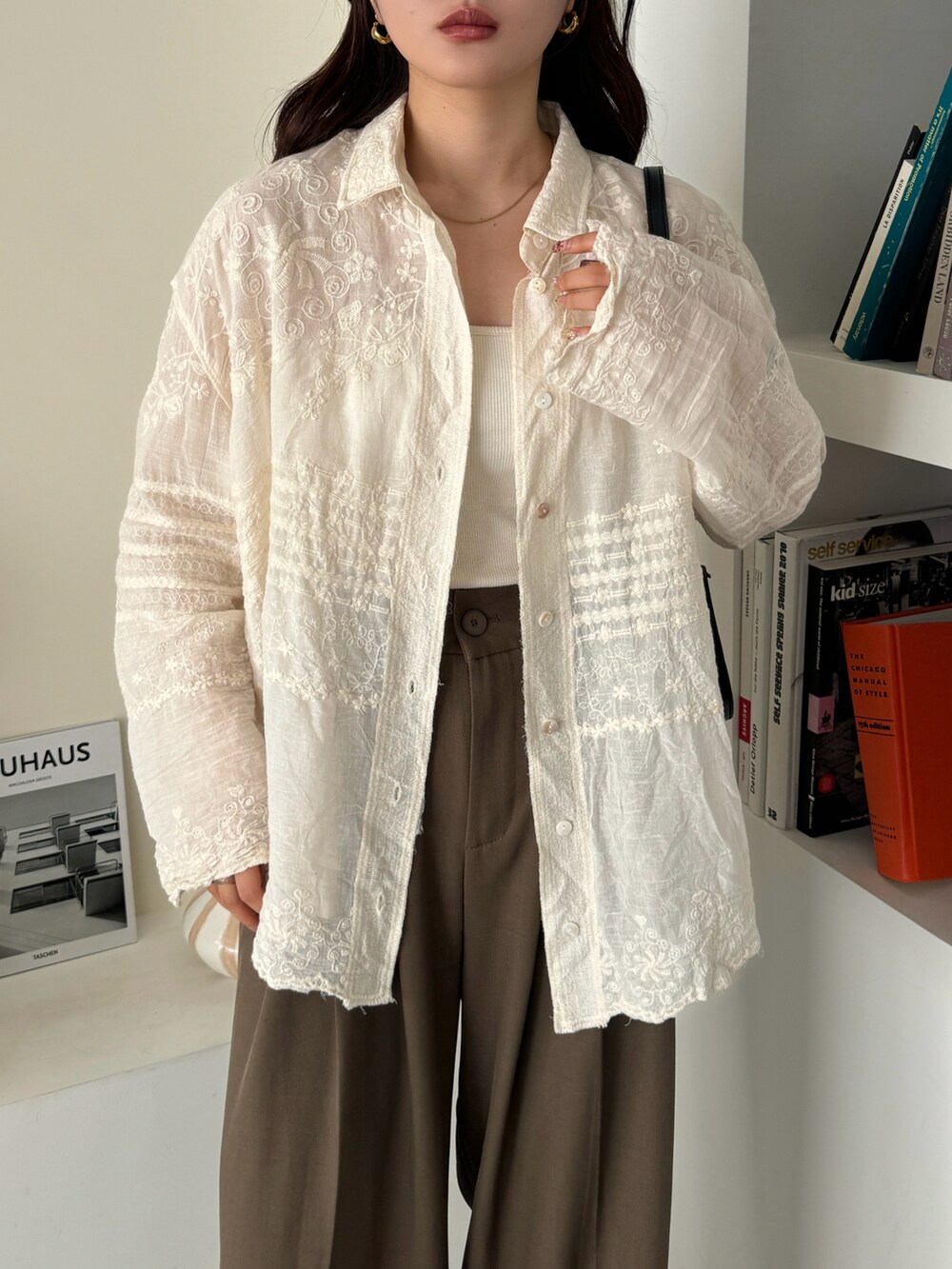 ベージュ系のシャツ/ブラウスを着用したレディースの冬コーディネートの3枚目の写真