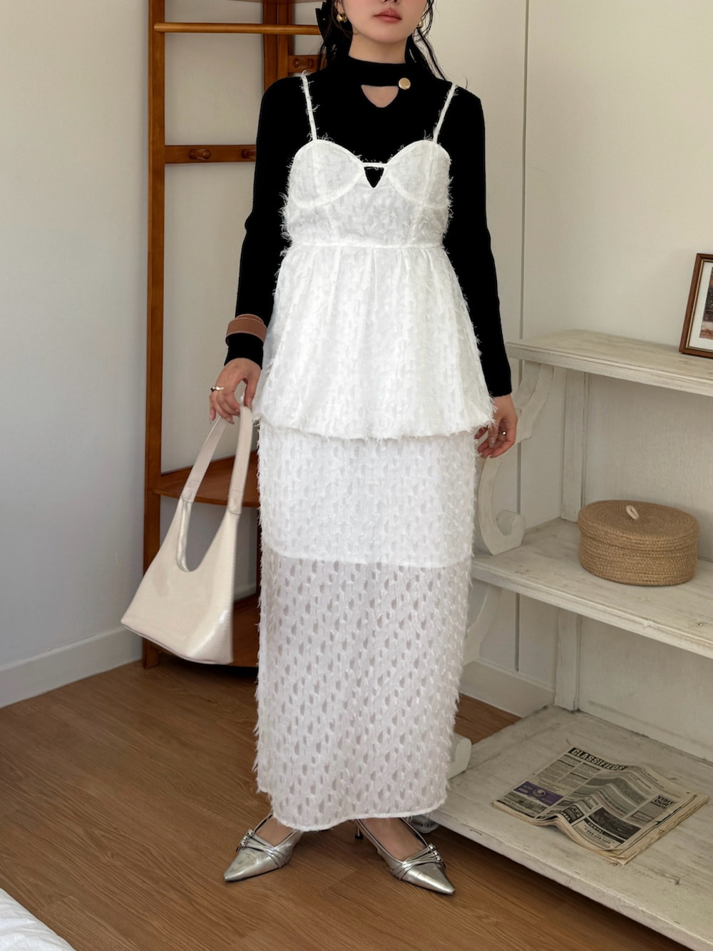 ホワイト系のTシャツ/カットソー、ホワイト系のスカート、ベージュ系のハンドバッグを着用したレディースの春コーディネートの5枚目の写真