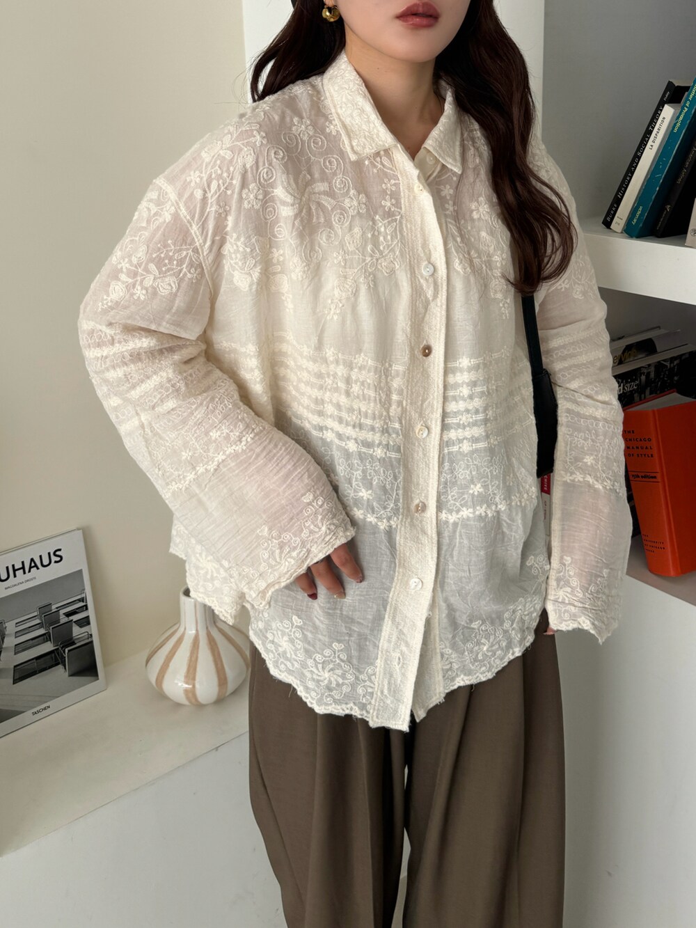 ベージュ系のシャツ/ブラウスを着用したレディースの冬コーディネートの4枚目の写真