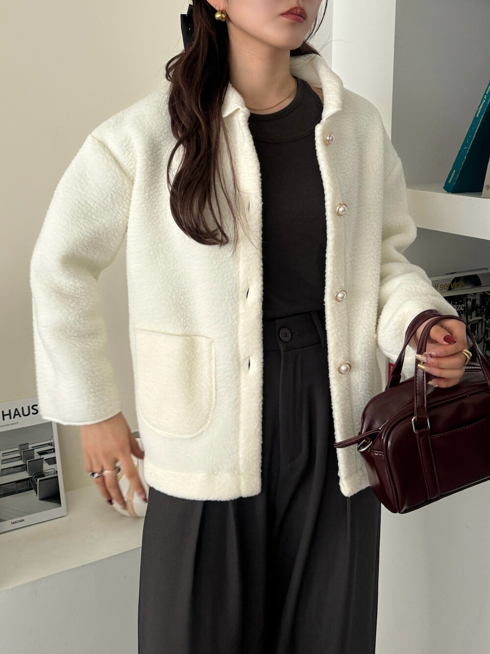 ホワイト系のブルゾンを着用したレディースの冬コーディネートの3枚目の写真