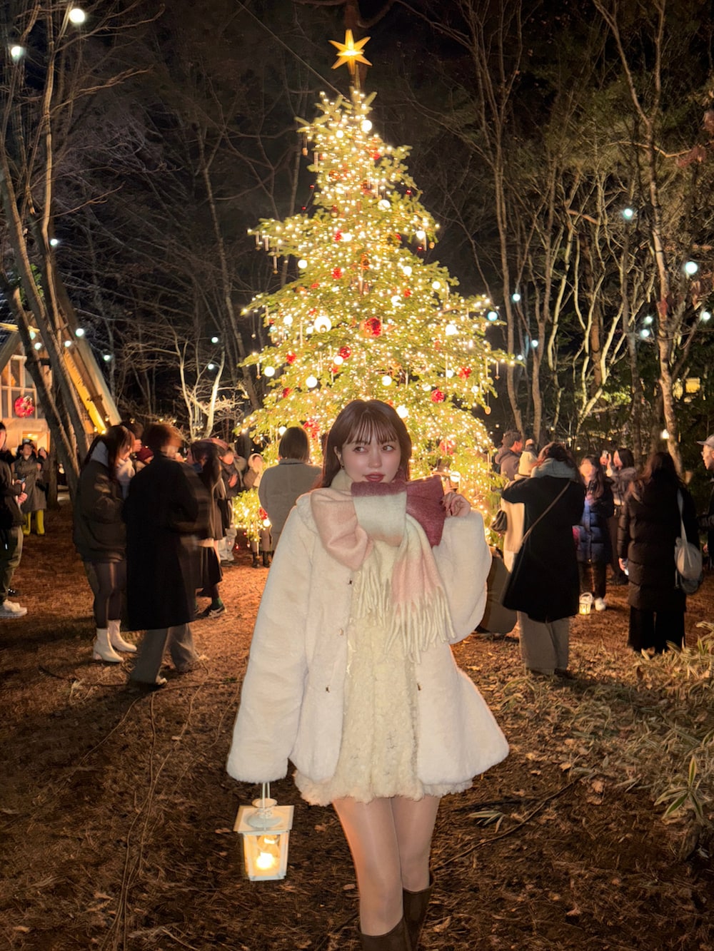 ホワイト系のその他アウター、ピンク系のマフラーを着用したレディースの冬コーディネートの2枚目の写真