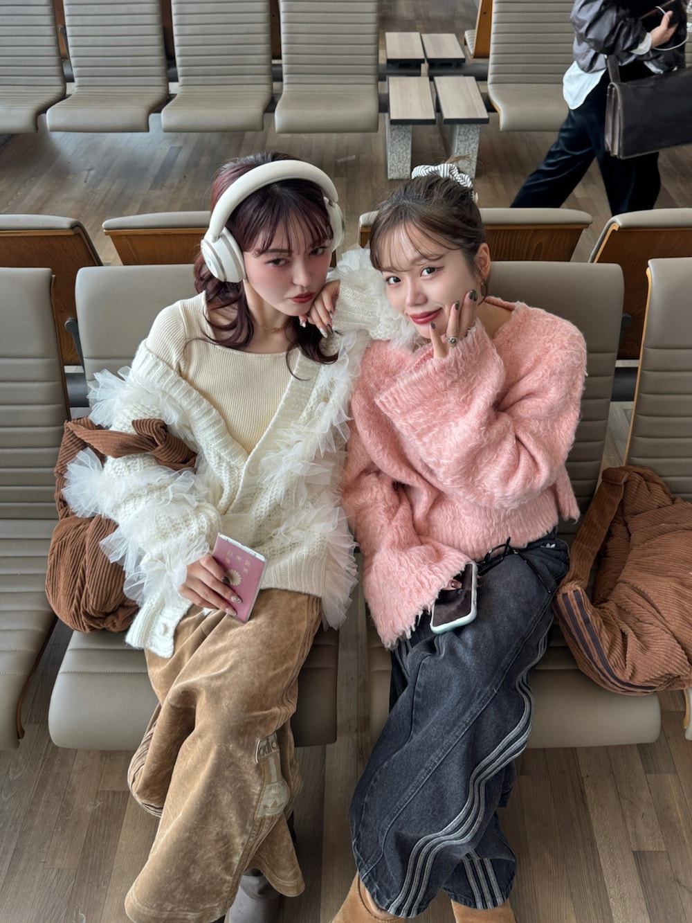 ブラウン系のブーツ、ホワイト系のニット/セーター、ホワイト系のカーディガン/ボレロを着用したレディースの秋コーディネートの5枚目の写真