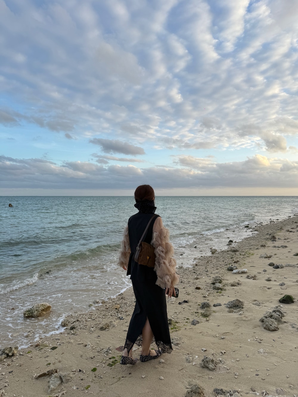 その他のパンプス、ブラック系のドレスを着用したレディースの冬コーディネートの4枚目の写真