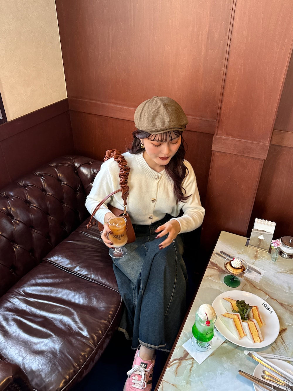 ベージュ系のニット/セーターを着用したレディースの秋コーディネートの5枚目の写真