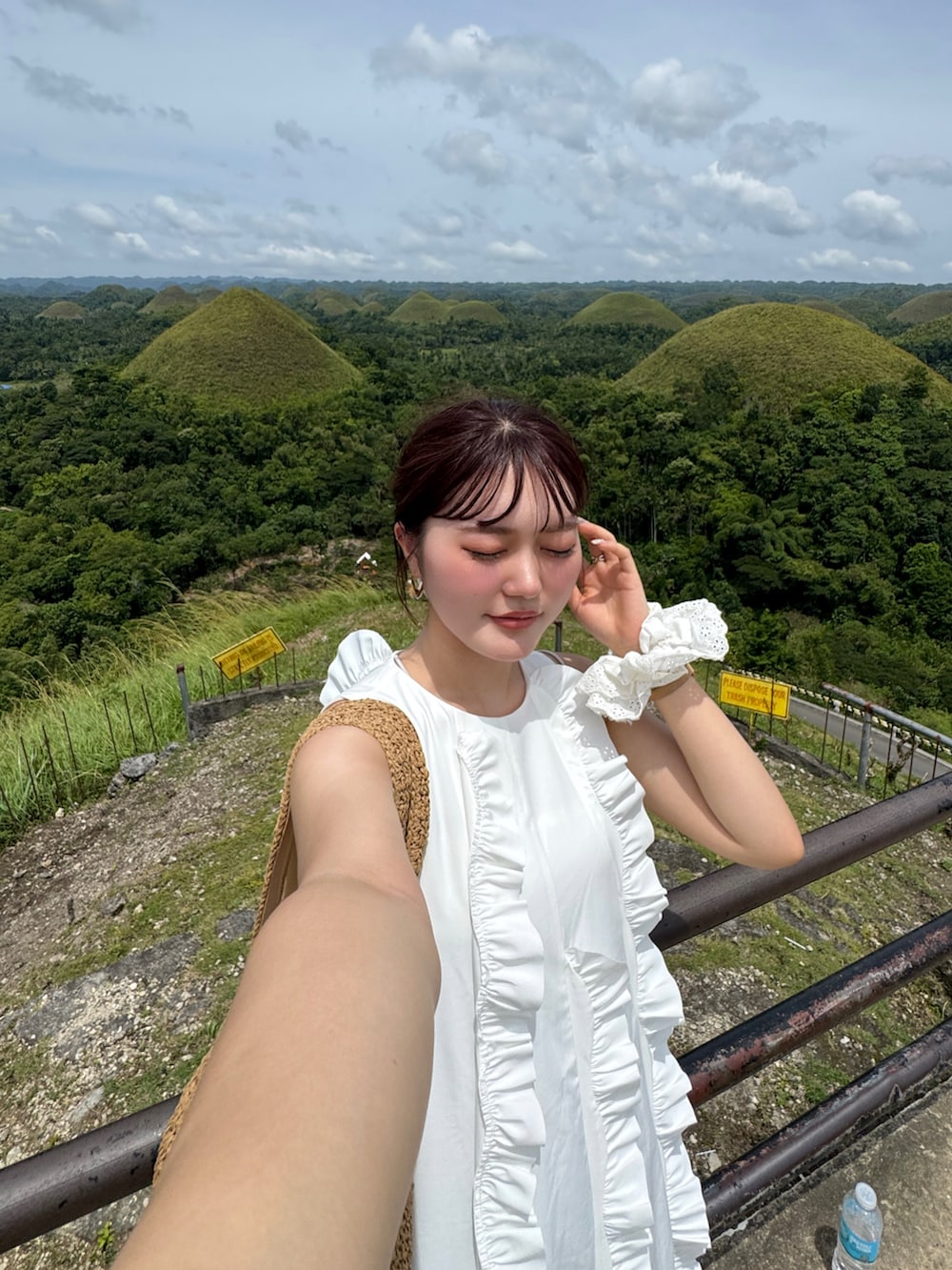 ホワイト系のワンピースを着用したレディースの秋コーディネートの2枚目の写真