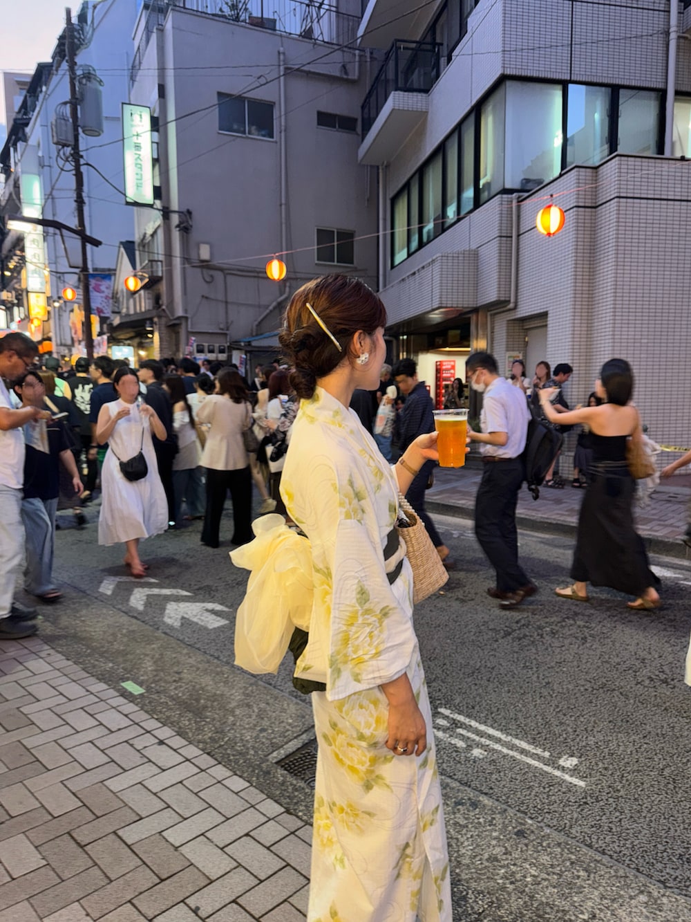 ホワイト系の浴衣を着用したレディースの夏コーディネートの2枚目の写真