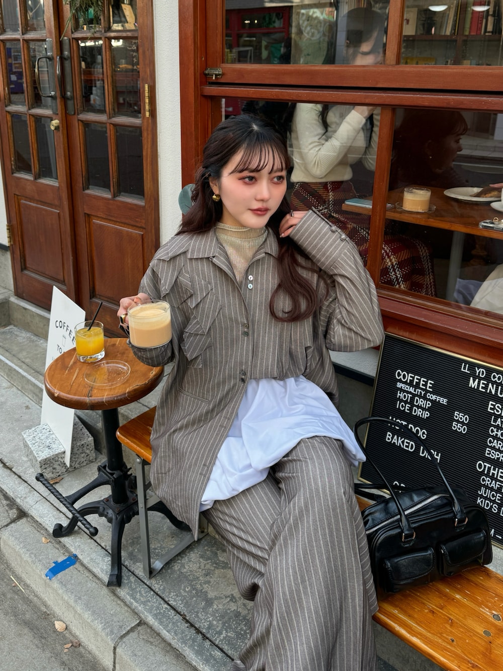 ブラウン系のシャツ/ブラウス、ブラウン系のその他パンツ、ホワイト系のスカートを着用したレディースの冬コーディネートの2枚目の写真