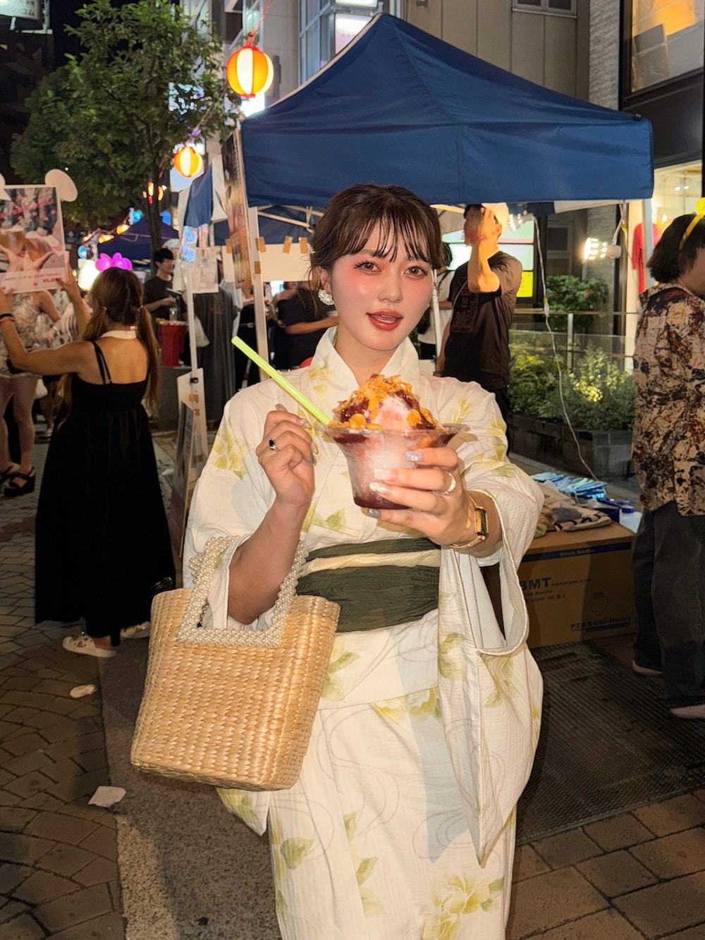 ホワイト系の浴衣を着用したレディースの夏コーディネートの3枚目の写真