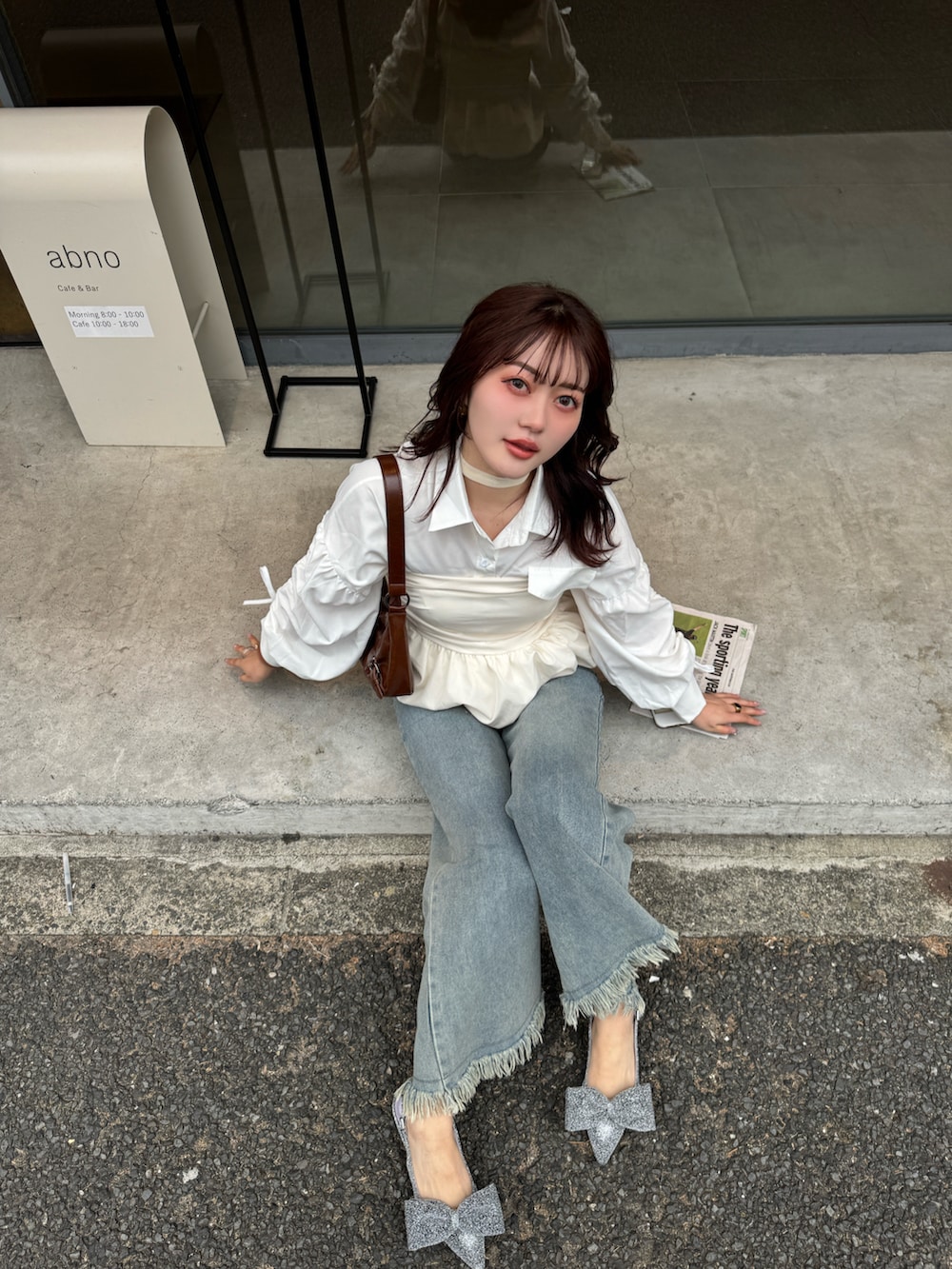 シルバー系のパンプスを着用したレディースの夏コーディネートの3枚目の写真