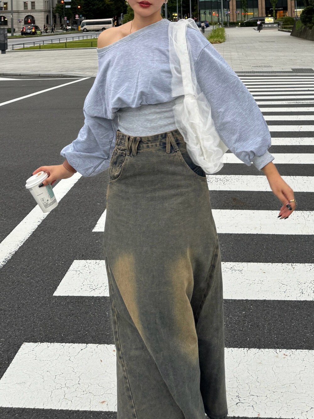 グレー系のTシャツ/カットソー、ホワイト系のハンドバッグを着用したレディースの秋コーディネートの3枚目の写真