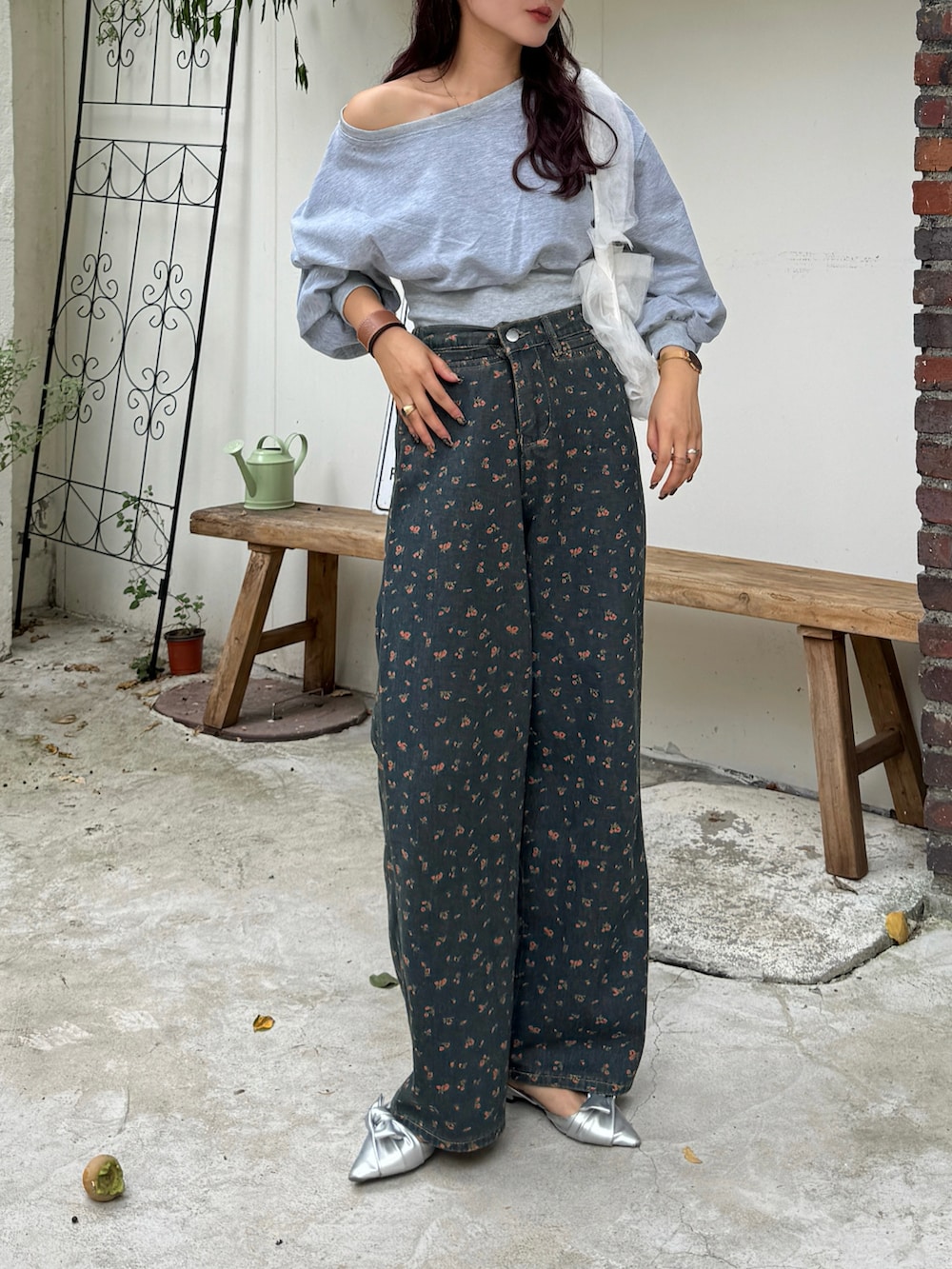 グレー系のTシャツ/カットソー、ブルー系のデニムパンツを着用したレディースの秋コーディネートの4枚目の写真