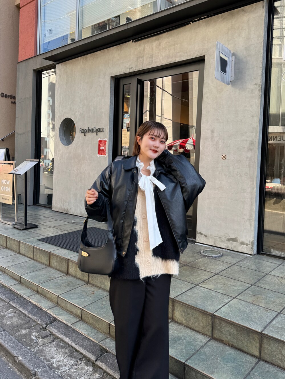 ホワイト系のシャツ/ブラウスを着用したレディースの冬コーディネートの2枚目の写真