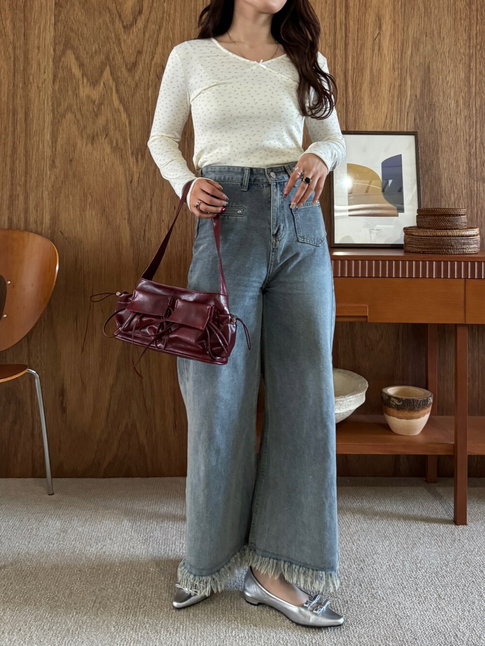 ブルー系のデニムパンツ、ホワイト系のTシャツ/カットソーを着用したレディースの春コーディネートの2枚目の写真