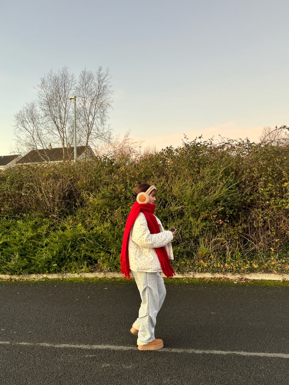 その他のダウンジャケット/コート、グレー系のスウェットパンツ、レッド系のマフラーを着用したレディースの冬コーディネートの3枚目の写真