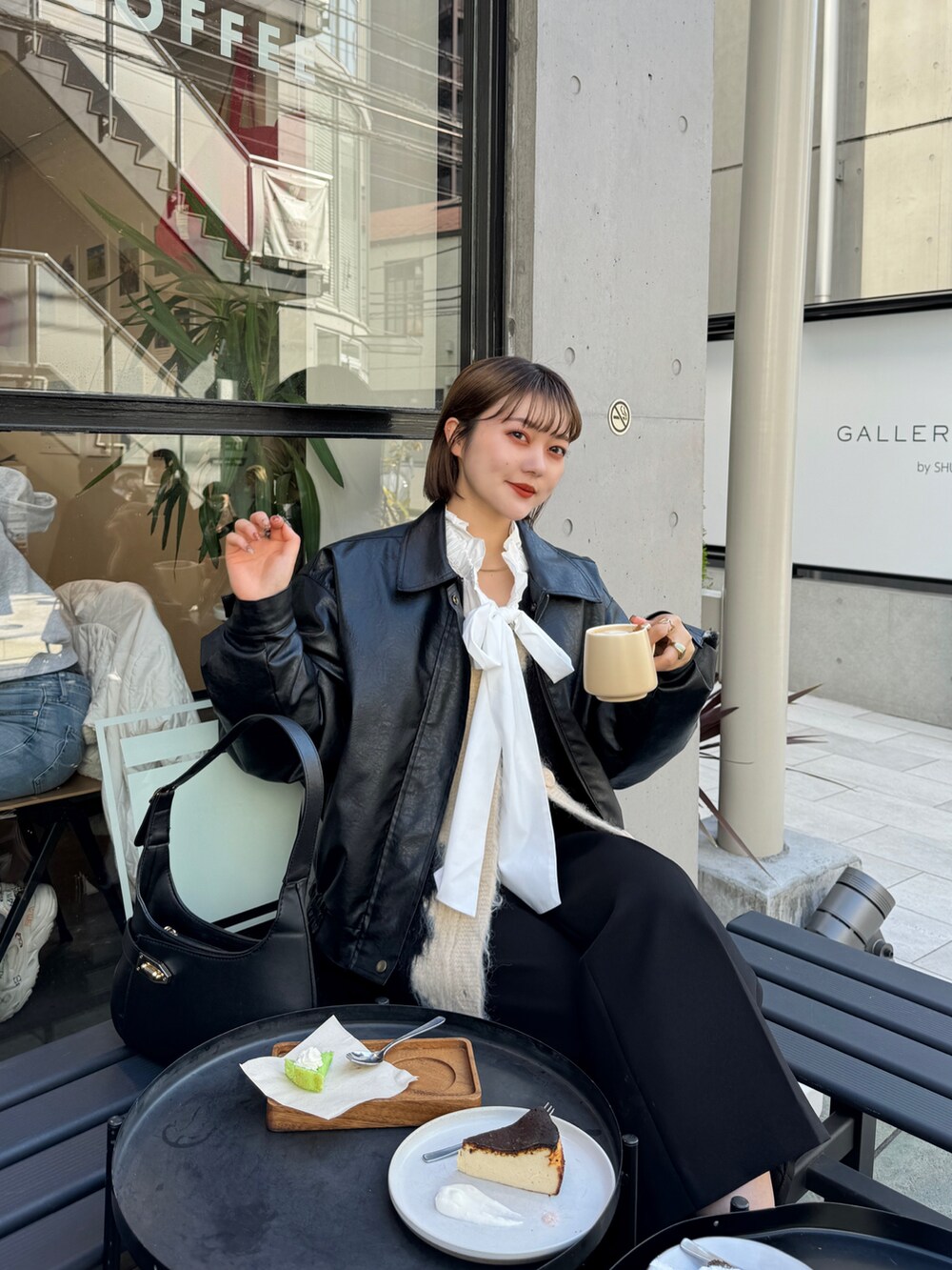 ホワイト系のシャツ/ブラウスを着用したレディースの冬コーディネートの5枚目の写真