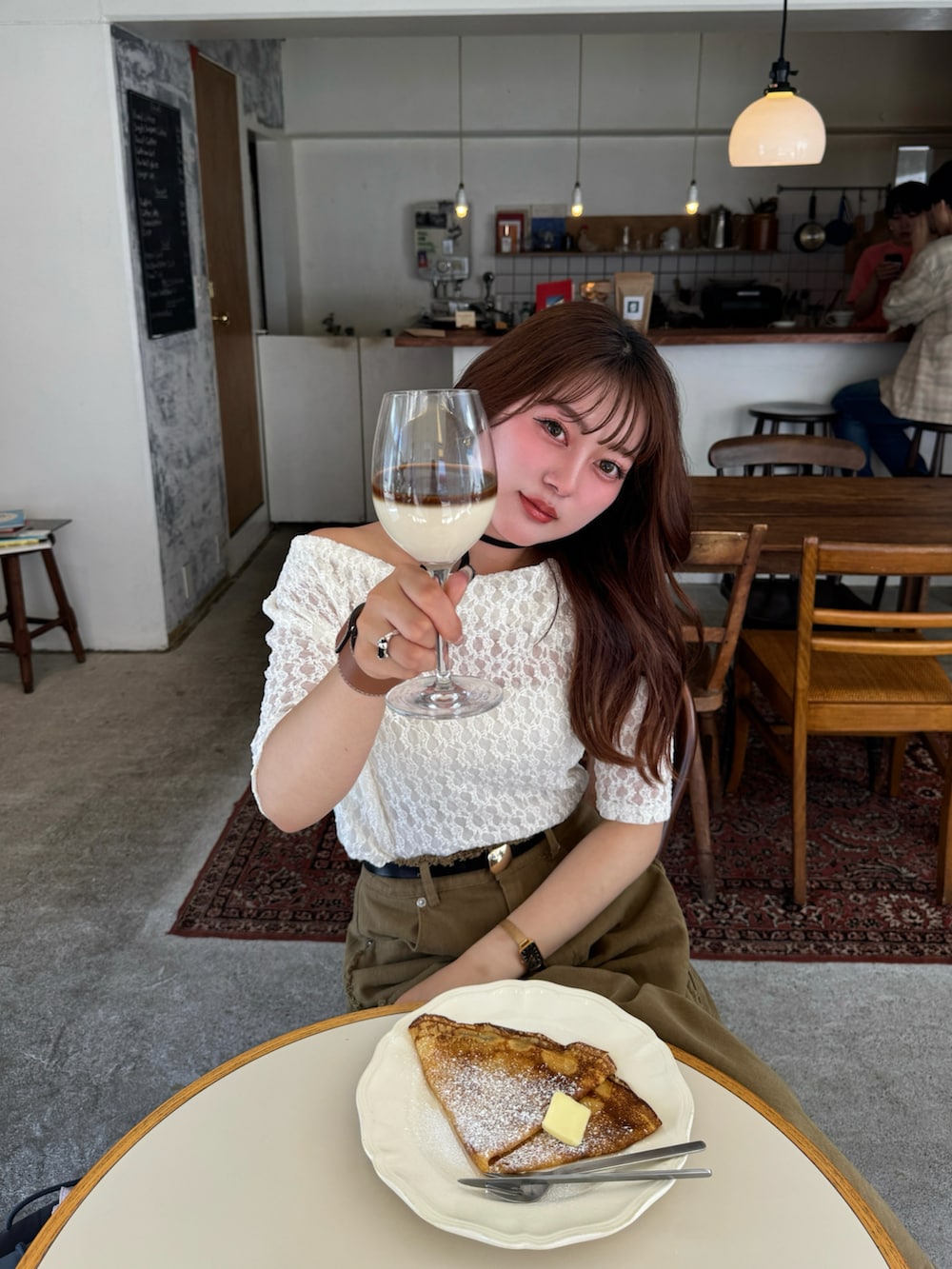 ブラック系のパンプス、ブラック系のハンドバッグ、ホワイト系のTシャツ/カットソーを着用したレディースの夏コーディネートの3枚目の写真