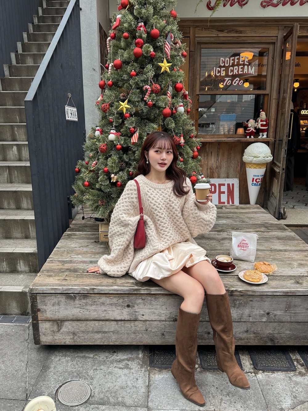 ホワイト系のスカート、ピンク系のニット/セーター、ブラウン系のブーツを着用したレディースの秋コーディネートの4枚目の写真